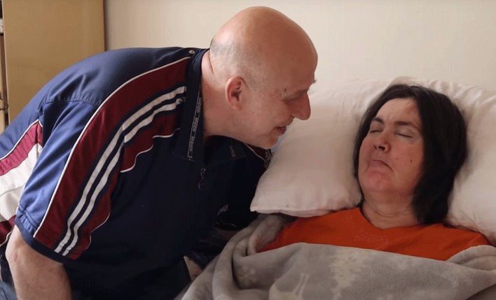 (VIDEO) TO SE ZOVE BEZUSLOVNA LJUBAV 13 godina brine o supruzi, čeka da se probudi