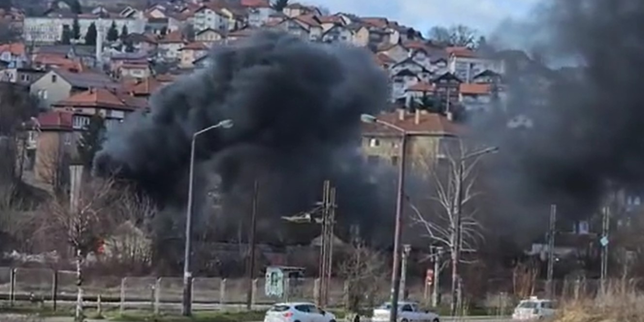 POŽAR KOD ŽELJEZNIČKE STANICE U SARAJEVU Crni dim kulja, vatrogasci na terenu