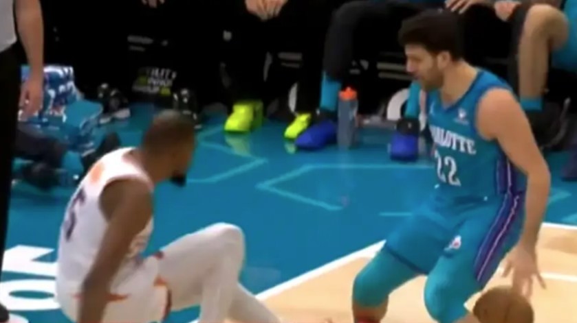 MAGIJA NA TERENU Micić ponizio NBA zvijezdu i driblingom ga bacio na zadnjicu