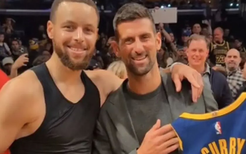 (VIDEO) PRIZOR ZA ISTORIJU Novak Đoković i Stef Kari obavili istorijsku "razmjenu"
