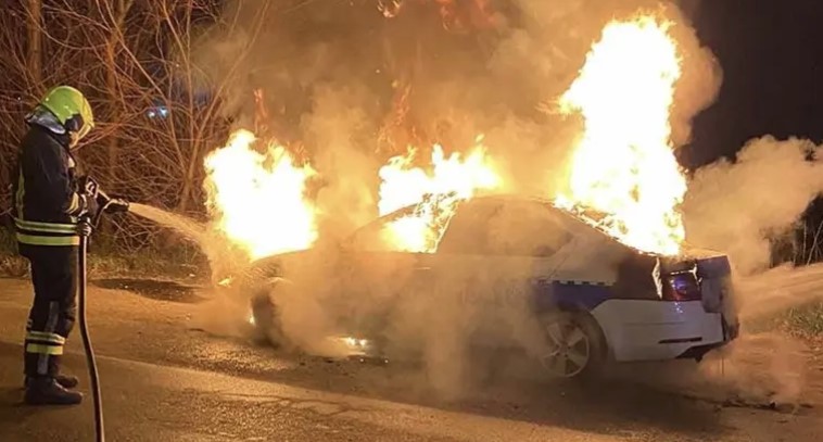 INTERVENISALI VATROGASCI Gorio policijski auto u Banjaluci