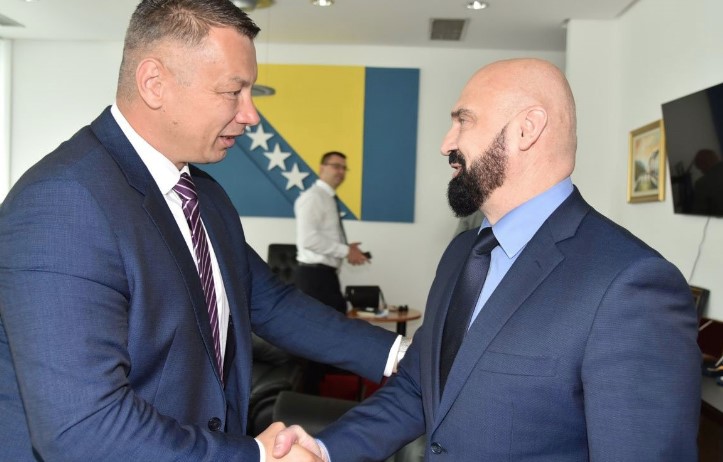 NEŠIĆ I ISAK U STALNOM PREPUCAVANJU Politička komedija za koju građani plaćaju preskupe ulaznice