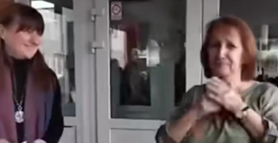 OVAKO NEŠTO TREBA ZASLUŽITI Učenici nastavnici Ružici priredili ispraćaj u penziju za pamćenje: Cvijeće, baklje i pjesma za kraj