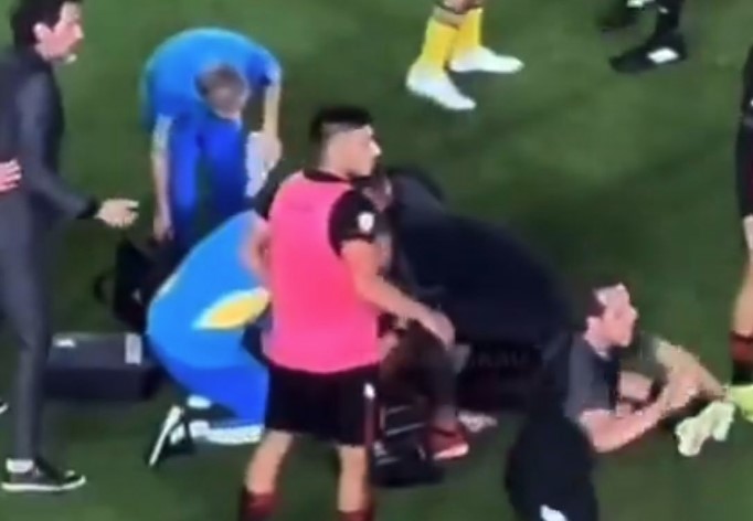 (VIDEO) FUDBALER HITNO PREBAČEN U BOLNICU Srušio se na teren i počeo da se trese