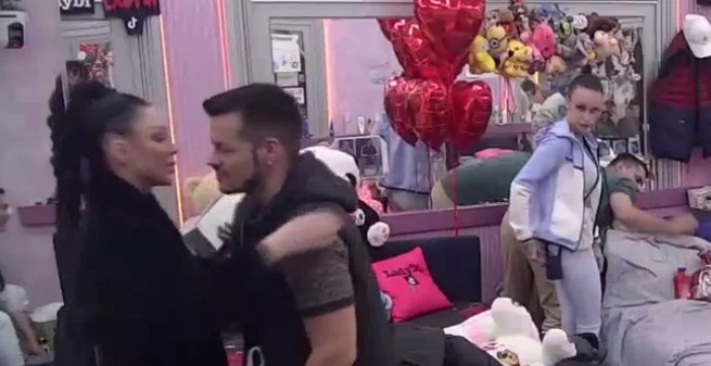 NE MOGU DA SE OBUZDAJU! Teodora krišom gledala Gačića, a onda je uslijedio dodir o kojem svi pričaju! (VIDEO)