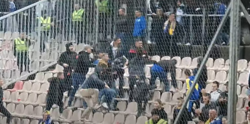 (VIDEO) RUŽNE SCENE NAKON PORAZA FUDBALERA BiH Navijači se međusobno sukobili na tribini, ostaje li Milošević selektor?