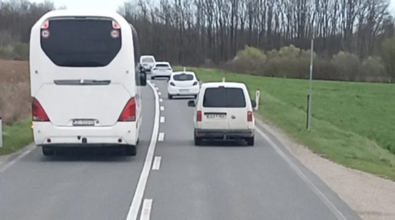 KAMIKAZA NA KRAJIŠKI NAČIN Vozač autobusa divljao kod Prijedora