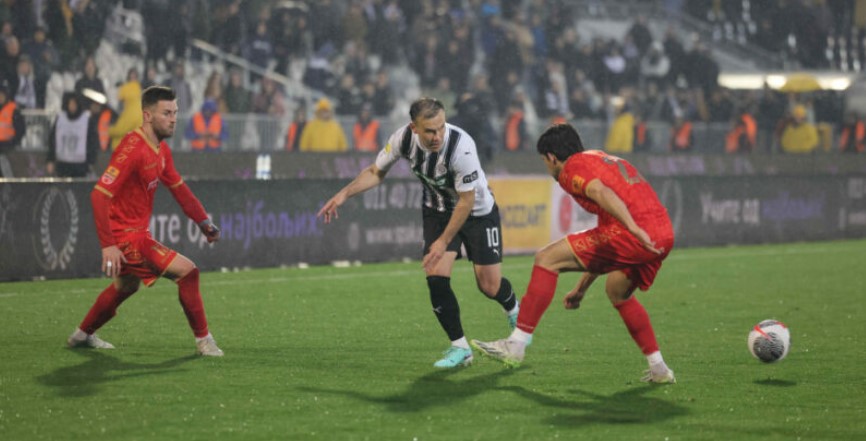 (FOTO) ŠOKANTNE SCENE Partizan će biti žestoko kažnjen, kamenice letjele prema sudijama i komesarima