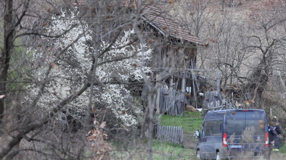 POLICIJA KOPA ISPRED KUĆE GDJE JE NESTALA DJEVOJČICA DANKA (2) Svi sa zebnjom gledaju scene iz okoline Bora