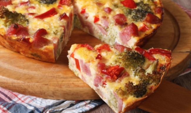 DORUČAK ZA GURMANE Šarena pita sa šunkom i brokulom