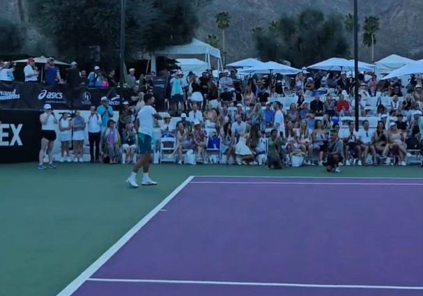 (VIDEO) NOLE I HOLIVUDSKA LJEPOTICA NAPRAVILI ŠOU ZA PUBLIKU Srpski teniser odigrao egzibicioni meč uoči početka Indijan Velsa