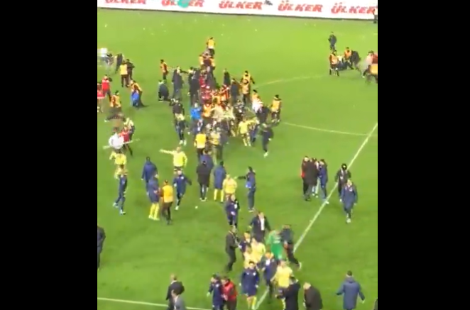 (VIDEO) POTPUNO LUDILO U TURSKOJ Navijači tukli Tadića i saigrače