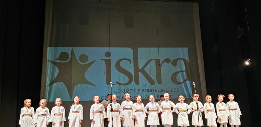 (FOTO) "MNOGO TOGA JE PRED NAMA" Održano humanitarno veče folklora, prihod od ulaznica namijenjen je Udruženju "Iskra"