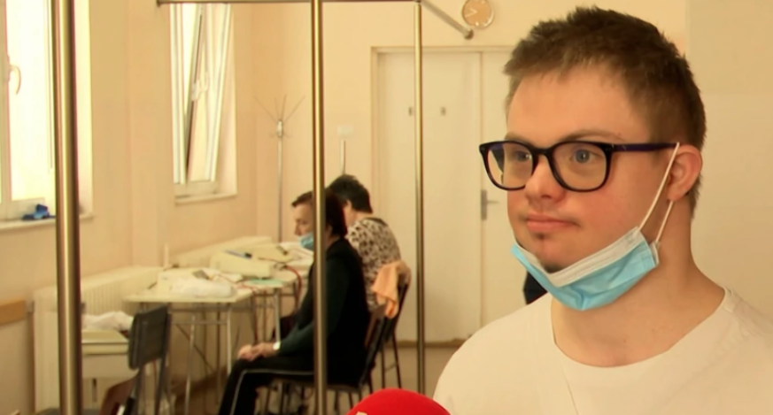 (VIDEO) VUK IMA DAUNOV SINDROM, ALI GA TO NIJE SPRIJEČILO DA OSTVARI SVOJE SNOVE! Bio đak generacije, završio fakultet, a sada mu se ostvario i najveći san