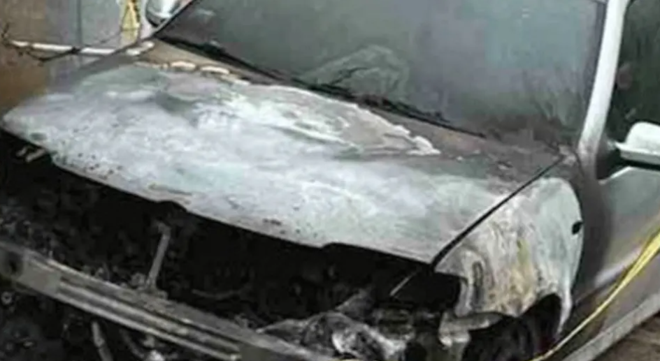 (FOTO) ISTRAGA JE U TOKU Zapaljen auto vlasnika portala Kosovo onlajn