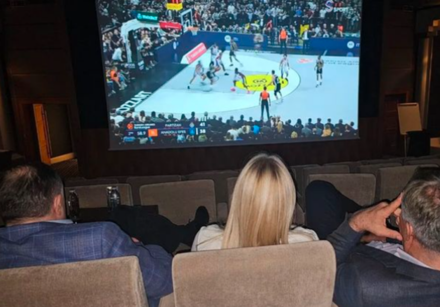 (FOTO) "LJUBAV PREMA KLUBU NE MOŽE DA PRESTANE" Cvijanovićeva i Dodik bodrili "Partizan" do pobjede
