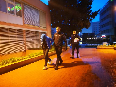 ZAVRŠENA ISTRAGA Otkriveno ko je muškarac koji je ukrao kip Brus Lija u Mostaru