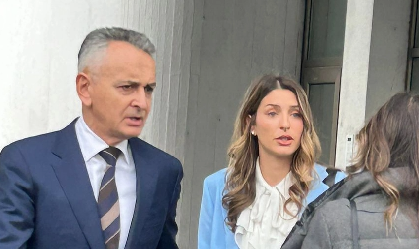 (VIDEO) LEČIĆ NIJE DOŠAO NA SUĐENJE Anđela Jovanović napustila zgradu suda, oglasio se njen advokat i otkrio detalje