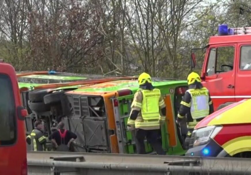 TEŠKA SAOBRAĆAJKA U NJEMAČKOJ Autobus pun đaka sletio sa puta i prevrnuo se, povrijeđeno 20 osoba