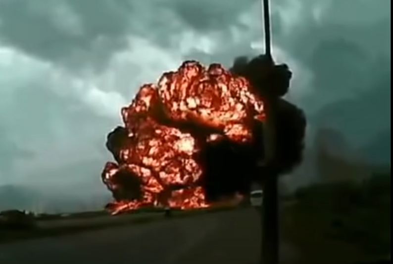(VIDEO) TAČAN BROJ ŽRTAVA NIJE UTVRĐEN Srušio se avion u blizini auto-puta