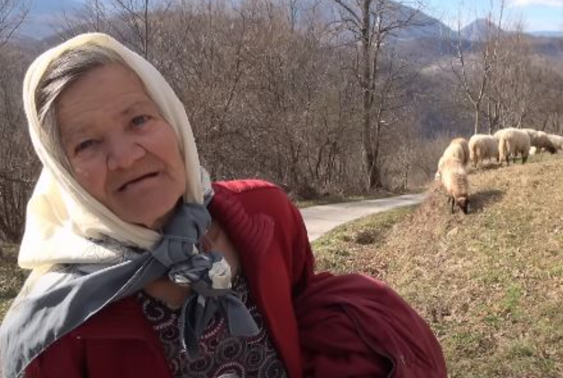 (FOTO/VIDEO) TEŠKA ŽIVOTNA PRIČA STARICE IZ SREBRENICE Dva muža su je ostavila jer nije mogla imati djecu, a treći poginuo