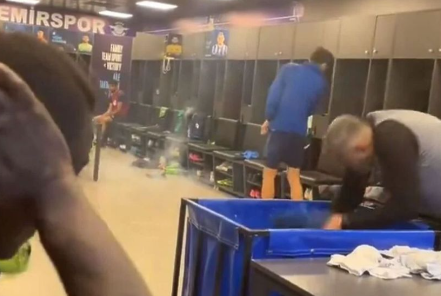 (VIDEO) OVO MOŽE SAMO ON Kontroverzni italijanski fudbaler bacao petarde na saigrače u svlačionici