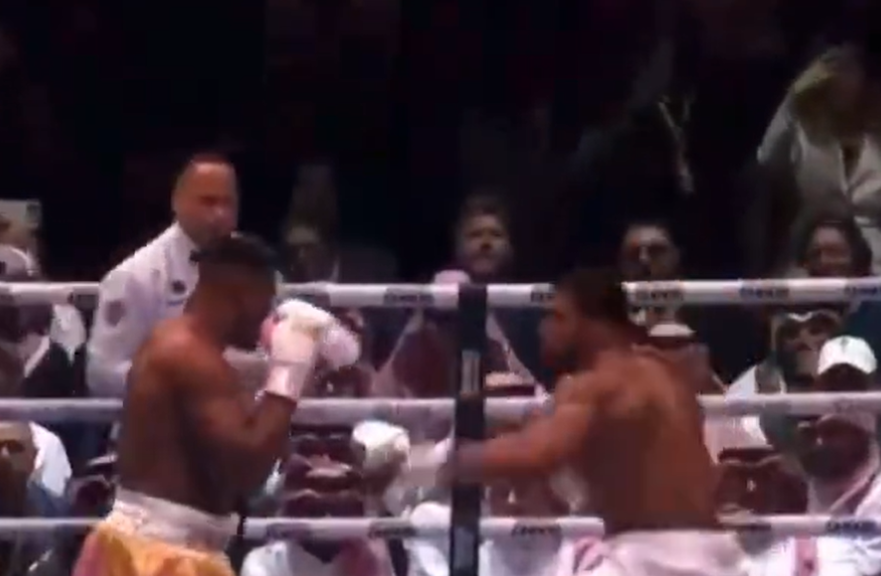 (VIDEO) SPEKTAKL U RINGU Džošua brutalnim nokautom poslao Еnganua na pod
