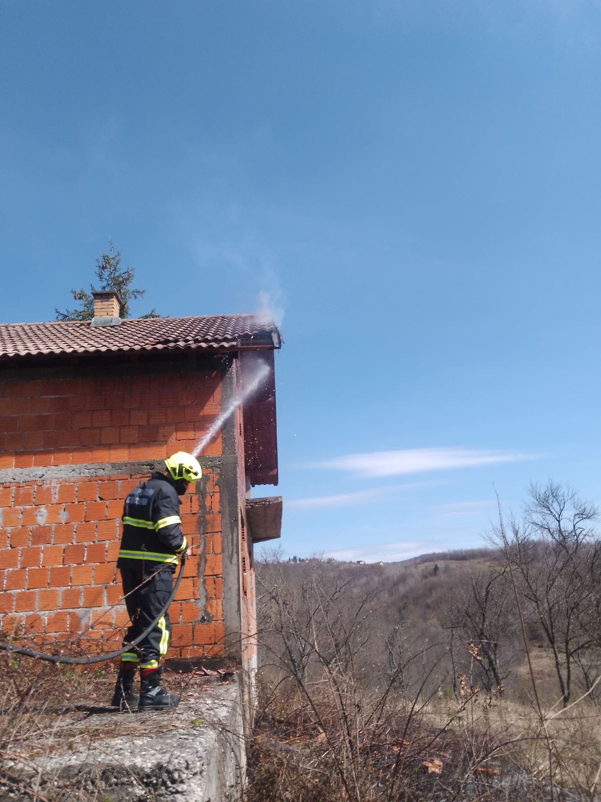 POŽAR U ŠIROKOM BRIJEGU Izgorjela porodična kuća, povrijeđena jedna osoba