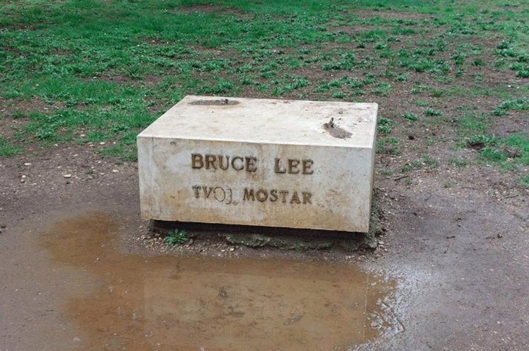 KRAĐA U PARKU ZRINJEVAC Uhapšen kradljivac statue Brusa Lija