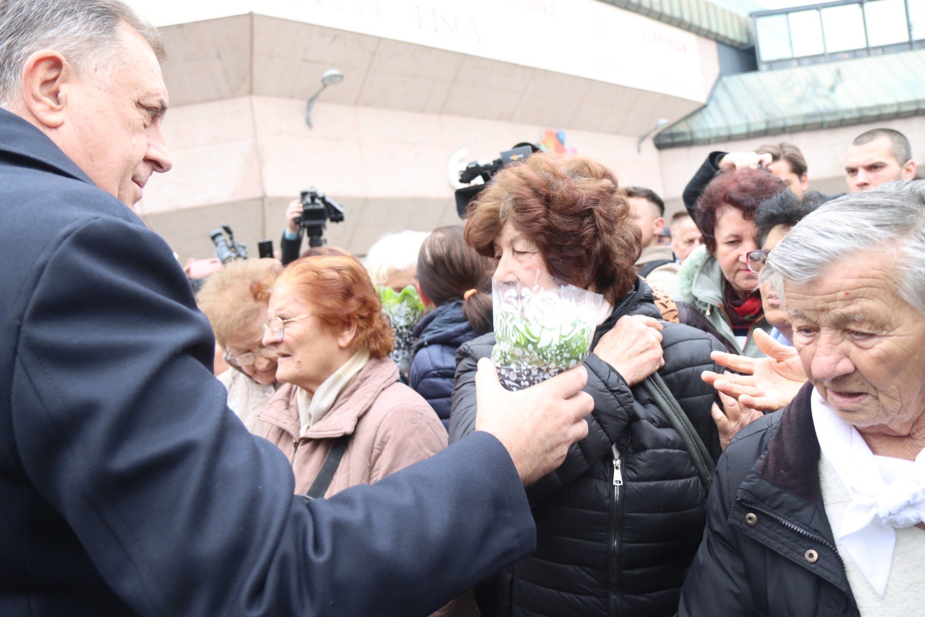 (FOTO) CVIJANOVIĆEVA, DODIK I ĐAJIĆ DIJELILI KARANFILE Zvaničnici na Trgu Krajine cvijećem obradovali pripadnice ljepšeg pola