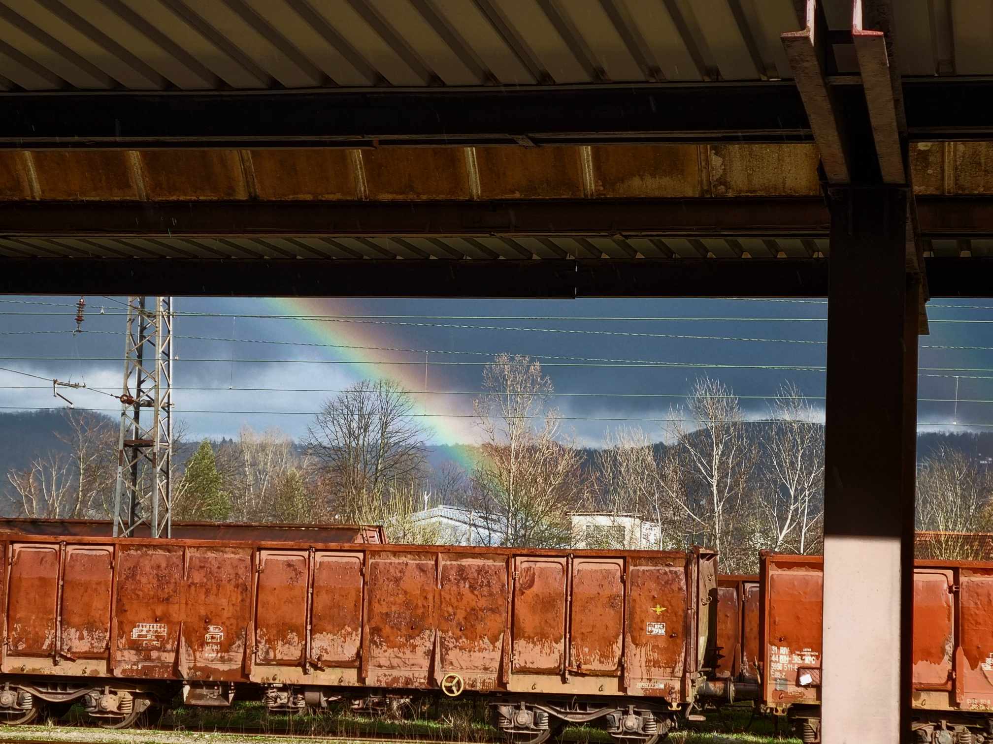 (FOTO) DUGA IZNAD BANJALUKE ULJEPŠALA DAN Nakon smjene kiše, sunca i oblaka boje obasjale nebo