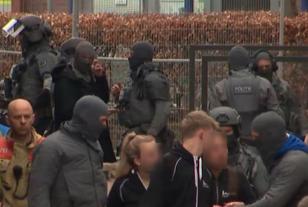 OKONČANA DRAMA U HOLANDIJI Uhapšen muškarac s fantomkom na glavi koji je držao taoce u kafiću
