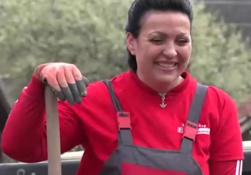 (FOTO) "RAME UZ RAME SA MUŠKARCIMA" Jelena se 15 godina bavi građevinom, a šef je ekipe u kojoj rade njeni sinovi i muž