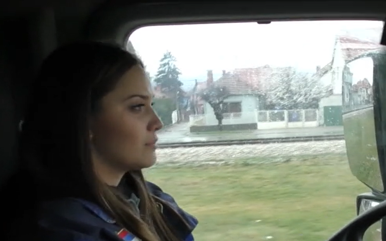 OSTVARILA DUGOGODIŠNJI SAN Jedina žena među kolegama u firmi: Jelena (24) iz Zaječara kozmetički salon zamijenila volanom kamiona