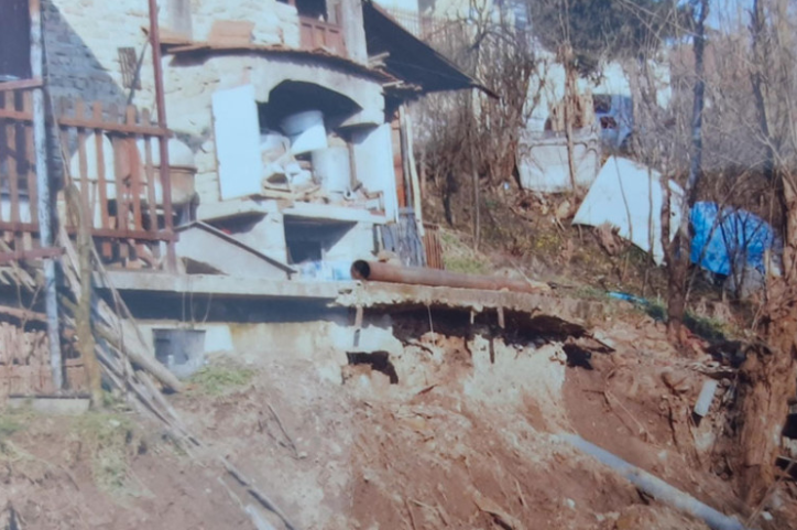 "TO JE STRAŠNO I POGLEDATI" Mještani Pobrđa strahuju zbog klizišta: Kuća na ivici provalije