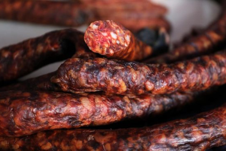 KONTAMINIRANA HRANA, BUDITE NA OPREZU! Zbog opasne bakterije povlači se dimljena kobasica sa tržišta