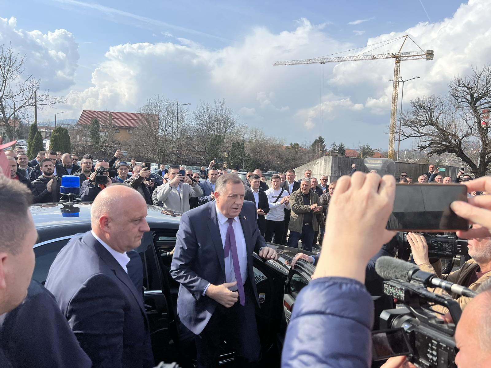 (FOTO) DODIK I LUKIĆ STIGLI U SUD BiH Okupljen veliki broj građana koji pružaju podršku