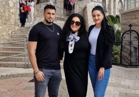 (FOTO) "MOJ SVIJET, MOJE SVETINJE" Dragana Mirković posjetila manastir Ostrog sa djecom