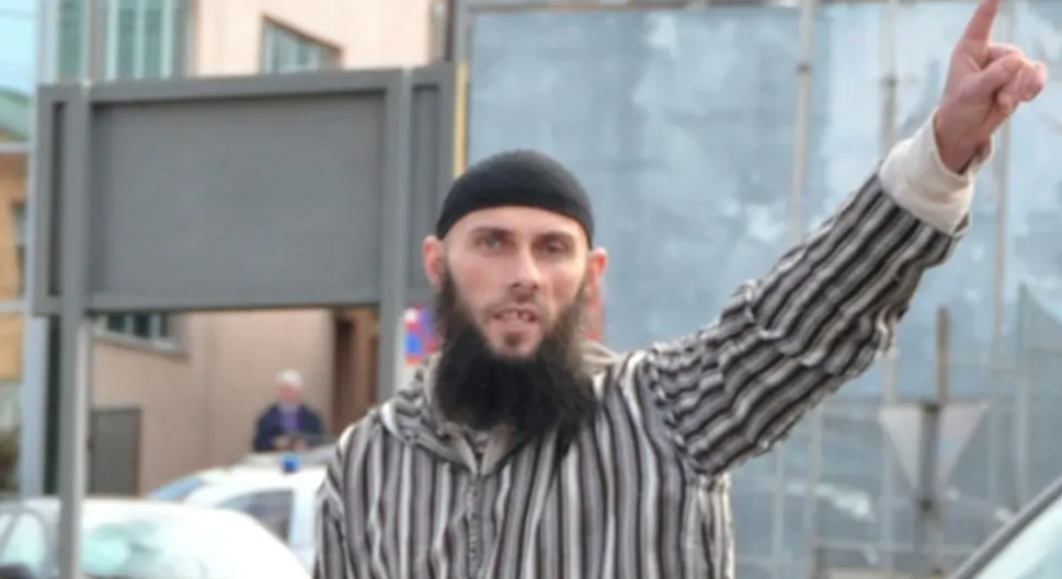 PLANIRAO TERORISTIČKI NAPAD U ZENICI U pretresu kuće Mirze Kapića pronađene zastave "Islamske države"