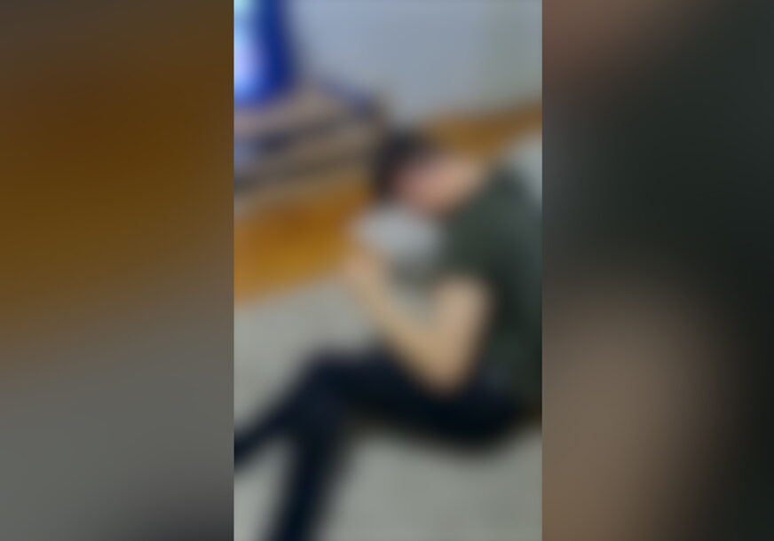 (UZNEMIRUJUĆI SNIMAK) SLUČAJ VEĆ PRED SUDOM Iživljavanje nad mladićem: Jedan ga besomučno šutira pravo u glavu dok drugi snima
