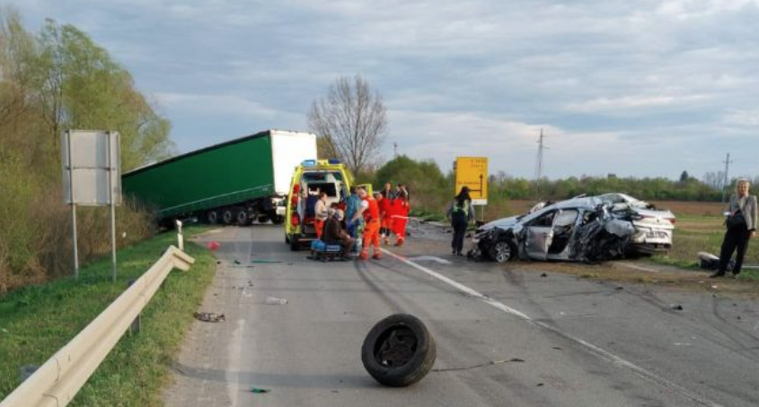 (FOTO) DETALJI NESREĆE NA GRANICI KOD GRADIŠKE U bolnicu primljeno 18 povrijeđenih