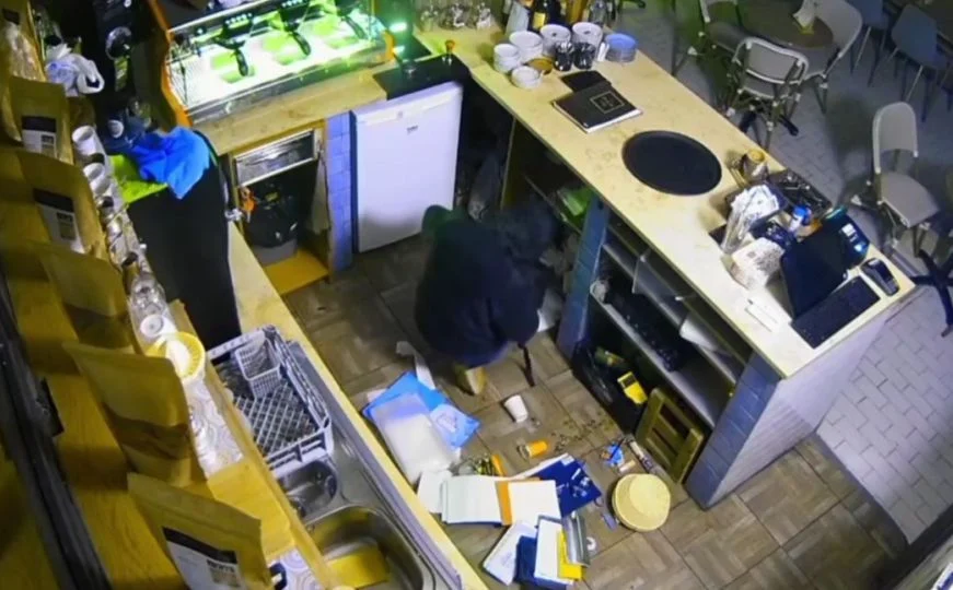 (VIDEO) OBJAVLJEN SNIMAK PLJAČKE U SARAJEVU Vlasnik objekta nudi 1.000 KM za informacije o lopovu