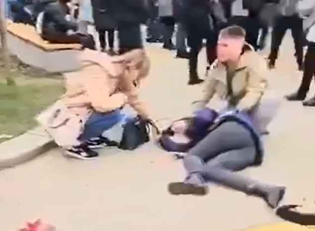 (UZNEMIRUJUĆI VIDEO) HAOS U POLJSKOJ Muškarac (33) uletio automobilom među ljude: Povrijeđeno 17 osoba