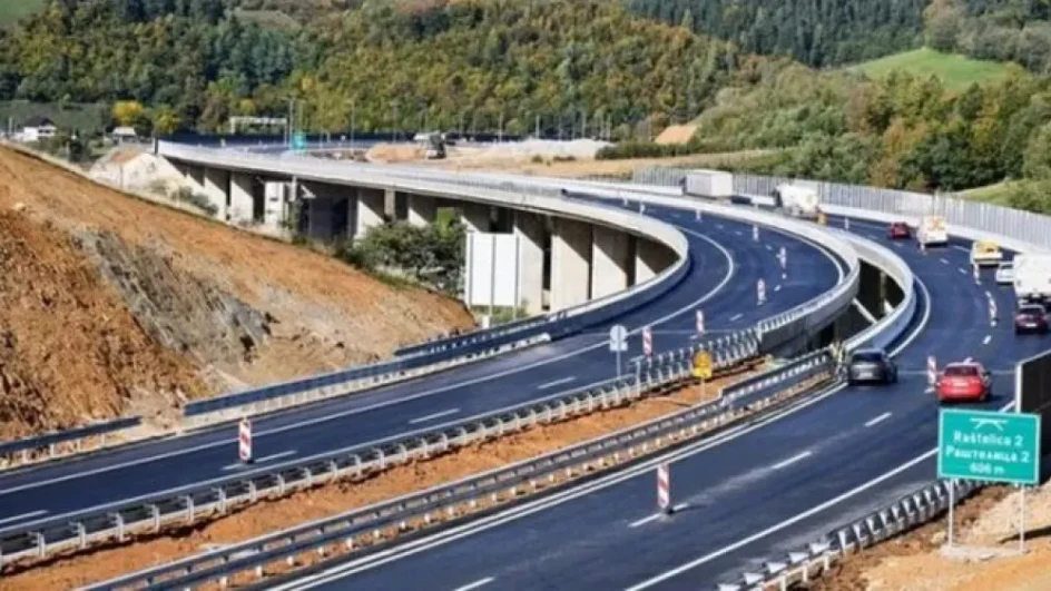 OBAVJEŠTENJE ZA SVE VOZAČE Zbog visokih temperatura tokom dana krenite na put u jutarnjim ili večernjim časovima