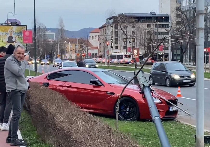 (VIDEO) SNIMAK POSTAO VIRALAN Pogledajte kako je bahati vozač slupao "BMW" u Sarajevu