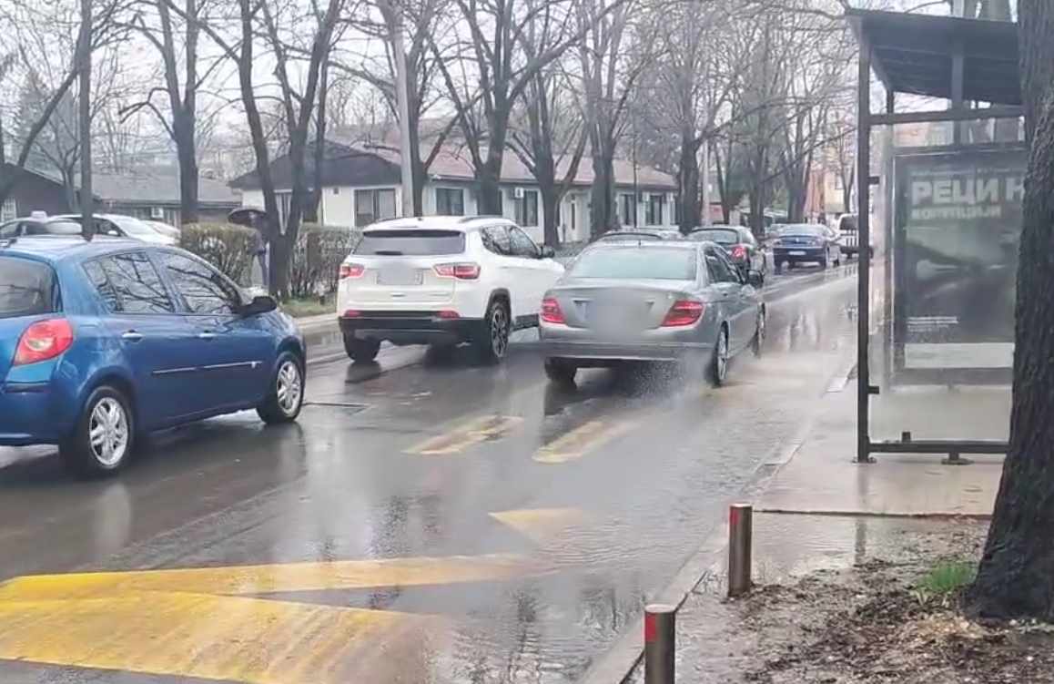 (VIDEO) "BAZEN" KOD MEDICINSKE ELEKTRONIKE Autobusko stajalište u Banjaluci ispred ogromne lokve: Ko ovdje stane biće "okupan" od glave do pete
