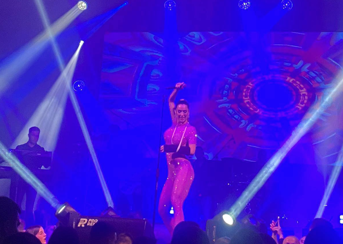 (FOTO/VIDEO) TEA TAIROVIĆ DOŽIVJELA NEZGODU I ZAVRŠILA NA HITNOJ Pjevačica ipak održala koncert u Tesliću "Nikada nisam nastupala u ovakvom stanju"