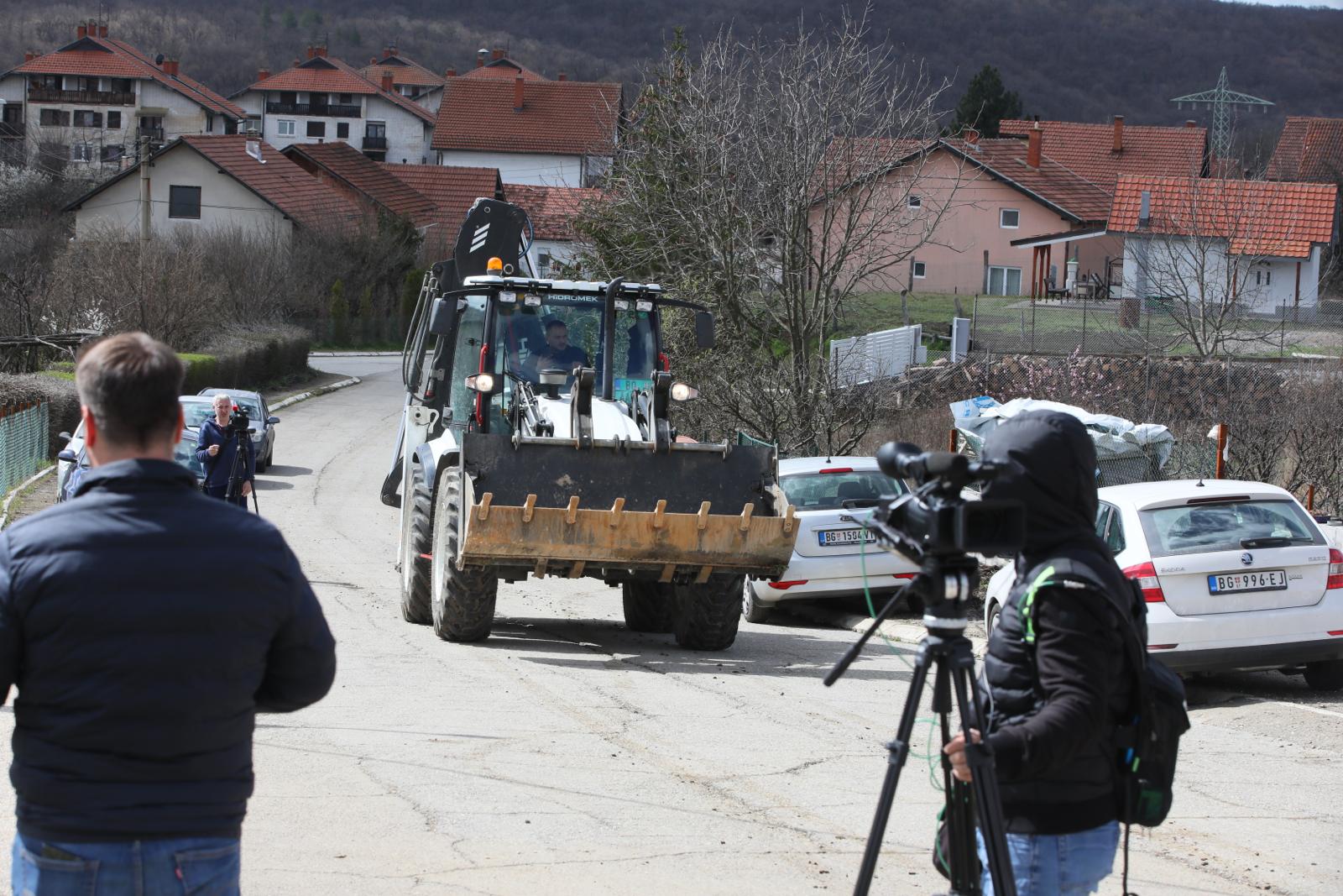 NOVI PRAVAC POTRAGE Prilaz kući kod koje je nestala Danka blokiran, stigao i bager