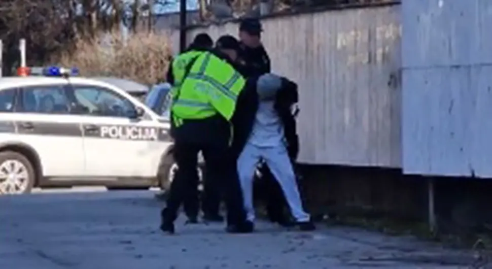 (VIDEO) MUŠKARAC NOŽEM PRIJETIO POLICIJI Pojavio se snimak drame u Sarajevu