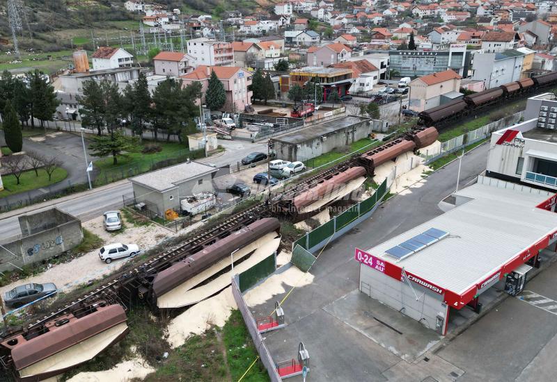 (FOTO) DETALJI NESREĆE KOD MOSTARA Iz prevrnutih vagona se prosuo šećer, probijena zaštitna ograda pored pruge